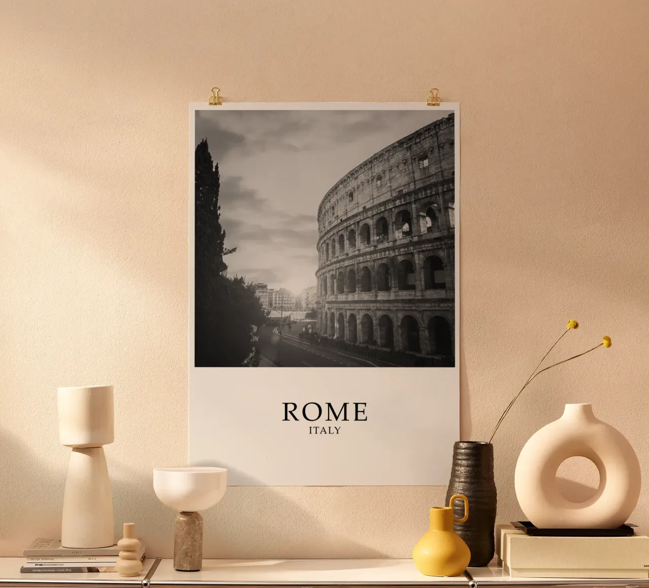 Roma Italia Colosseo Street Cityscape Scene Scala di grigio poster con telaio in legno da Charnwood Prints