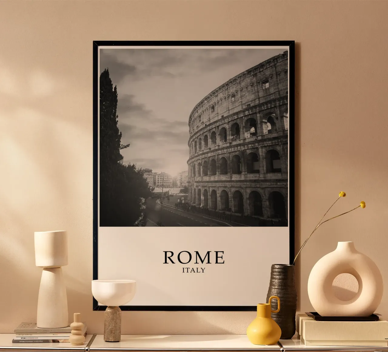 Roma Italia Colosseo Street Cityscape Scene Scala di grigio poster con telaio in legno da Charnwood Prints
