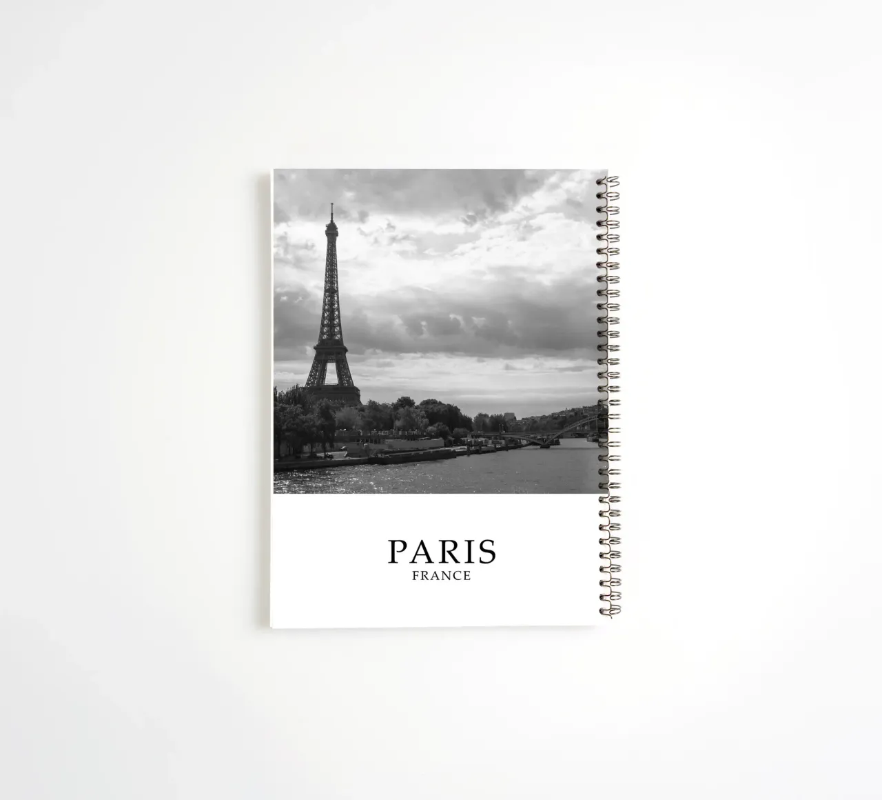 Parigi Francia Torre Eiffel Fiume Senna Paesaggio urbano in scala di grigi diario ad anelli da Charnwood Prints