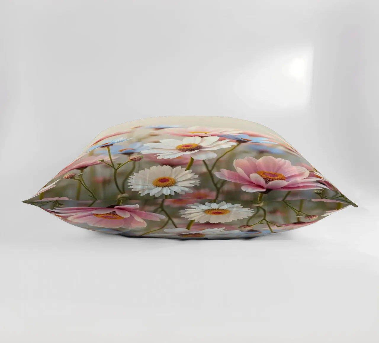 Des fleurs colorées s'épanouissent dans la lumière douce du soleil coussin de DesignDoodle