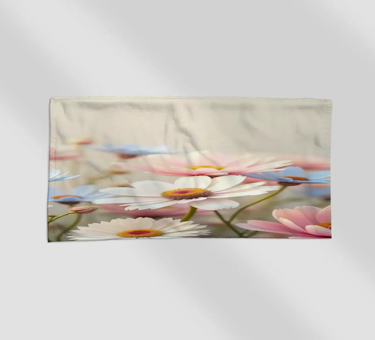 Des fleurs colorées s'épanouissent dans la lumière douce du soleil serviette de plage de DesignDoodle