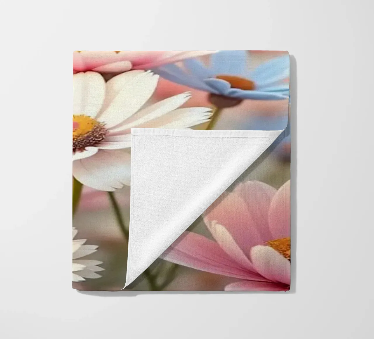 Des fleurs colorées s'épanouissent dans la lumière douce du soleil serviette de plage de DesignDoodle