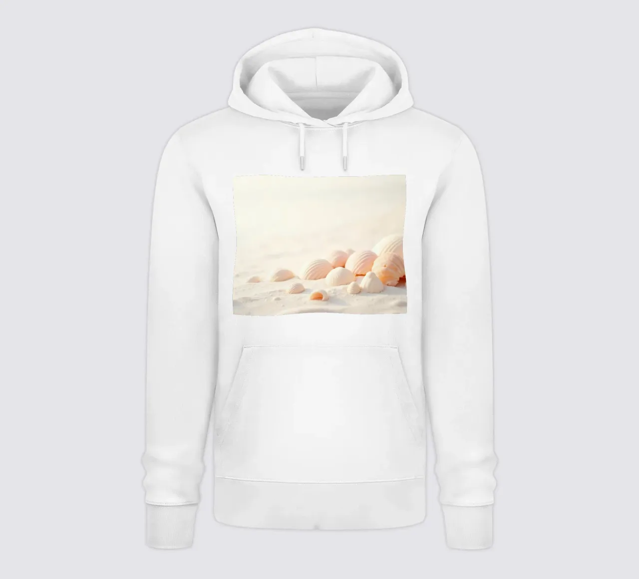 Conchiglie sparse su una spiaggia sabbiosa durante la mattina presto felpa con cappuccio da DesignDoodle