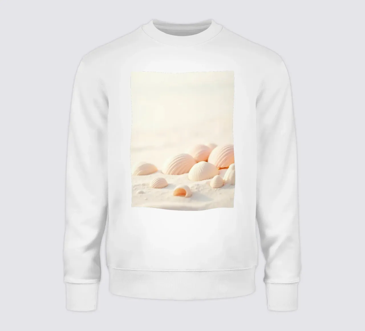 Conchiglie sparse su una spiaggia sabbiosa durante la mattina presto felpa da DesignDoodle