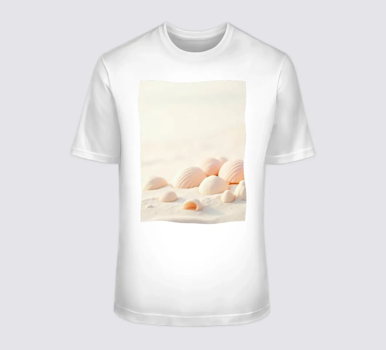 Conchiglie sparse su una spiaggia sabbiosa durante la mattina presto t-shirt da DesignDoodle