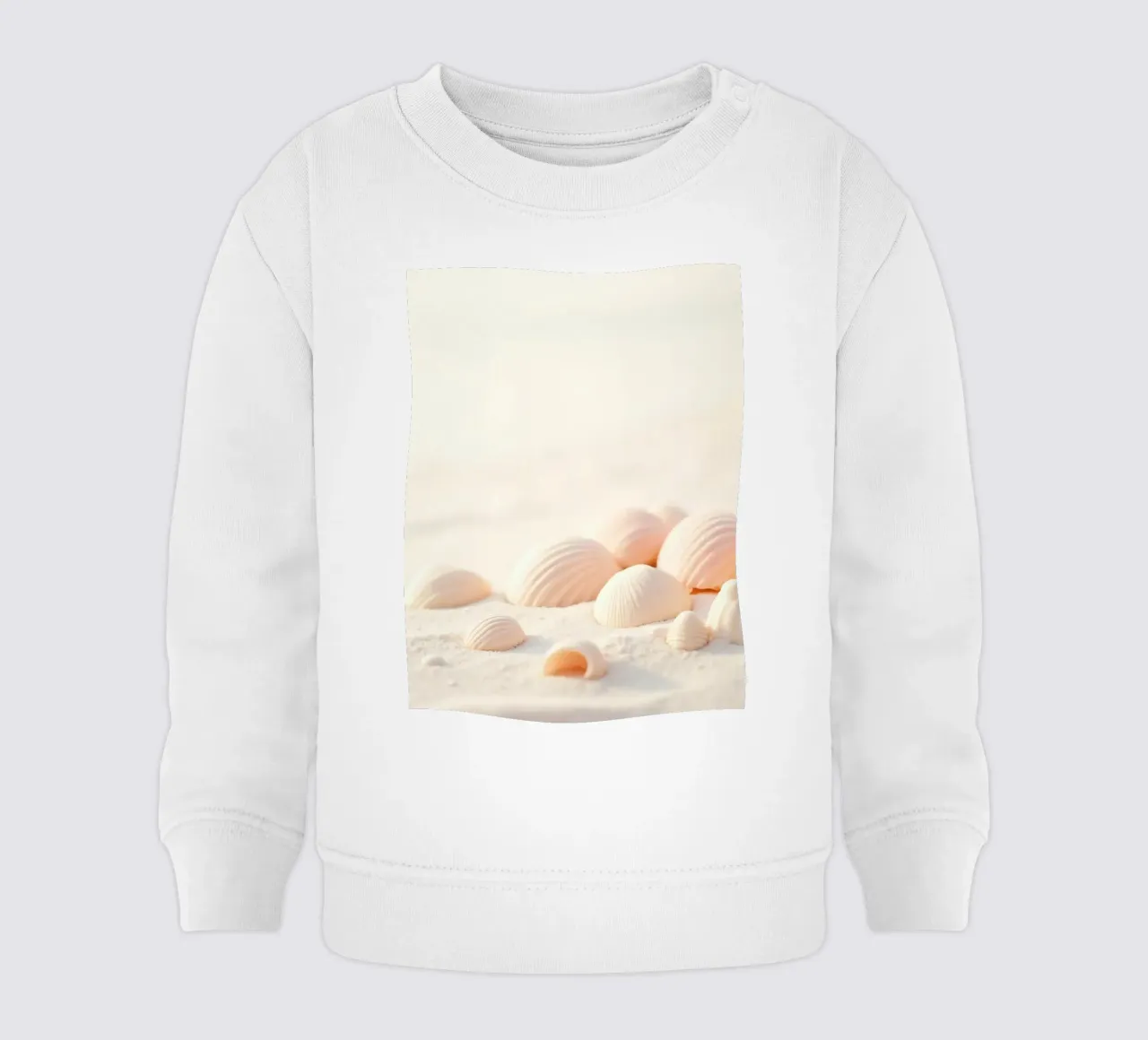 Conchiglie sparse su una spiaggia sabbiosa durante la mattina presto felpa neonato da DesignDoodle