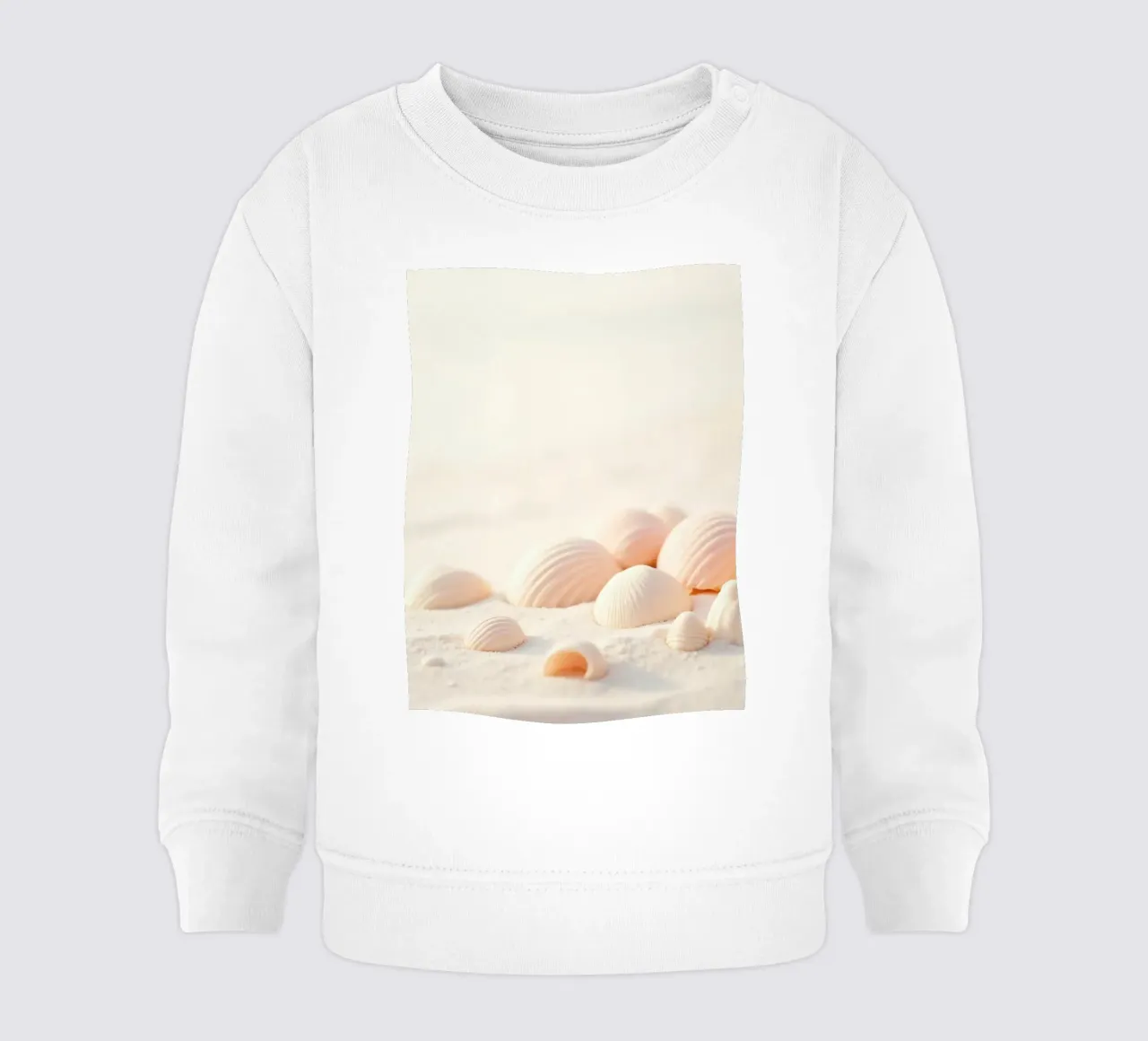 Conchiglie sparse su una spiaggia sabbiosa durante la mattina presto felpa neonato da DesignDoodle