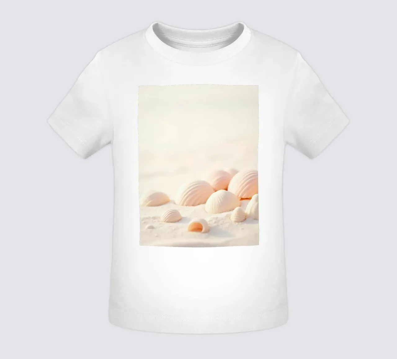 Conchiglie sparse su una spiaggia sabbiosa durante la mattina presto maglietta neonato da DesignDoodle
