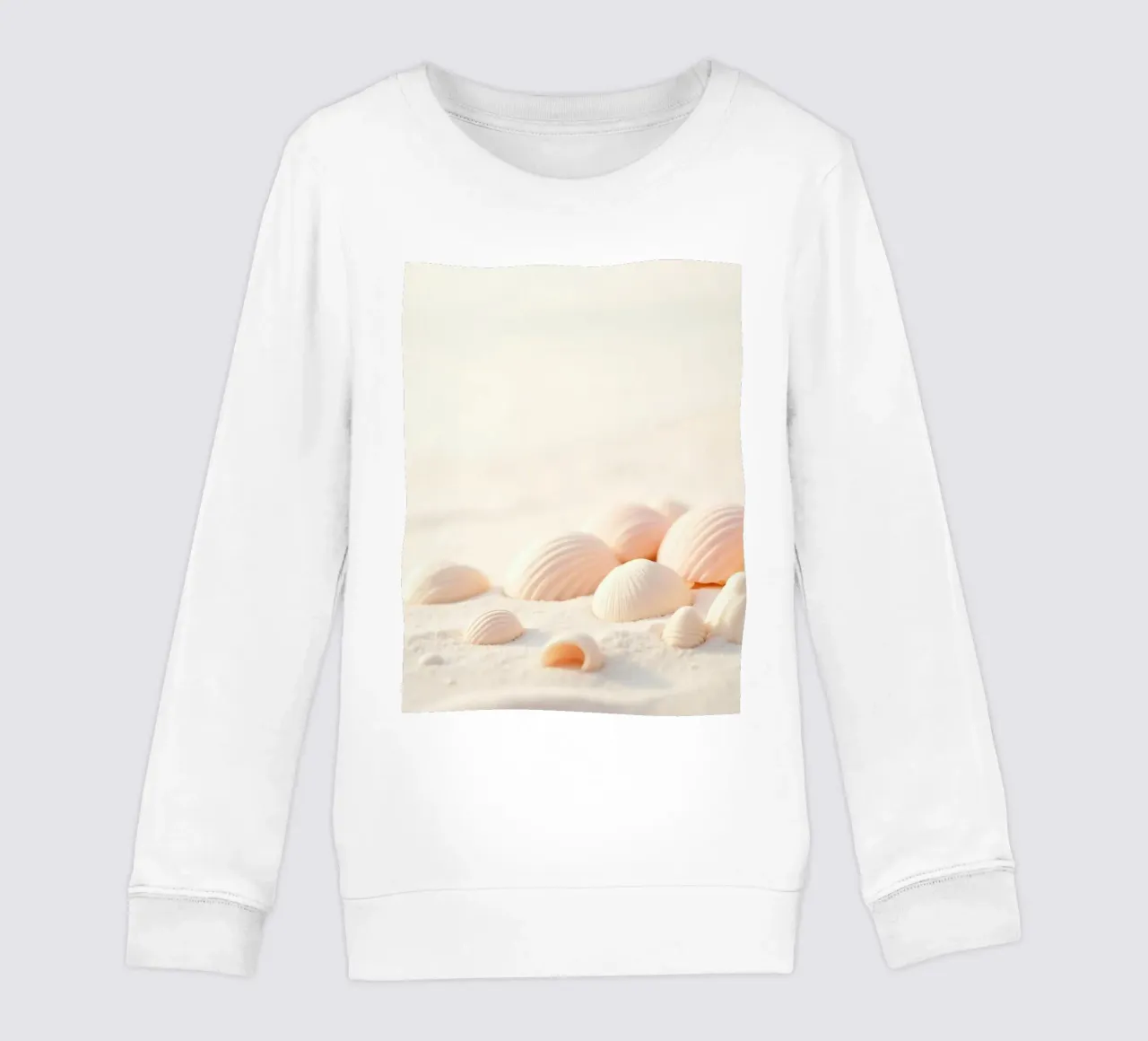 Conchiglie sparse su una spiaggia sabbiosa durante la mattina presto felpa bambino da DesignDoodle