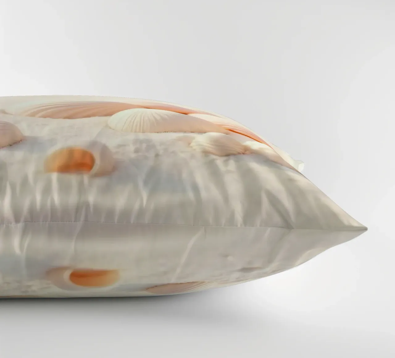 Conchiglie sparse su una spiaggia sabbiosa durante la mattina presto cuscino da DesignDoodle