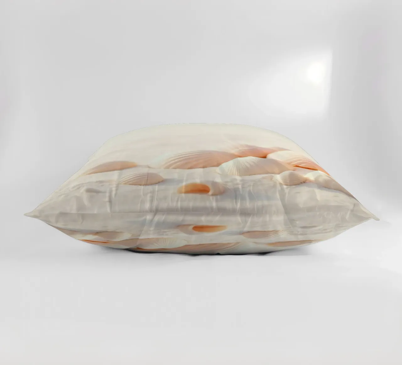 Conchiglie sparse su una spiaggia sabbiosa durante la mattina presto cuscino da DesignDoodle