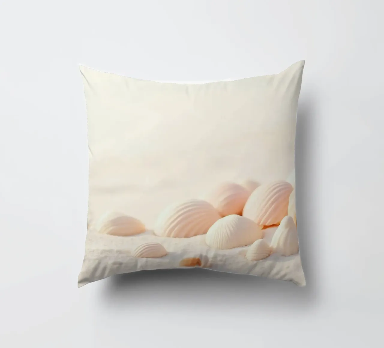 Conchiglie sparse su una spiaggia sabbiosa durante la mattina presto cuscino da DesignDoodle