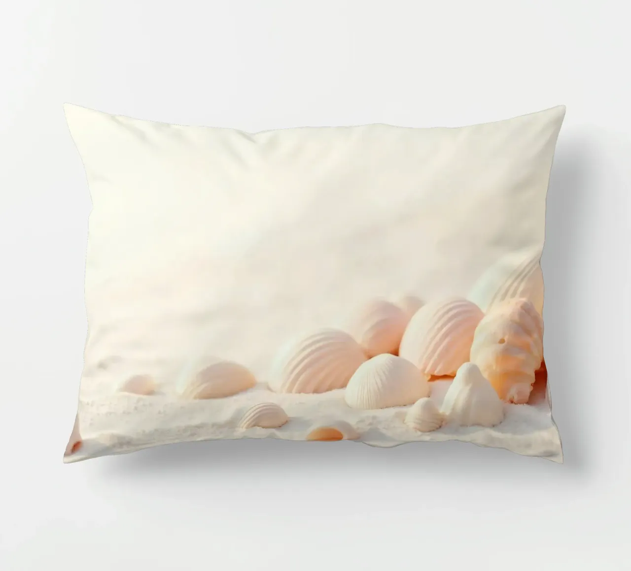 Conchiglie sparse su una spiaggia sabbiosa durante la mattina presto cuscino da DesignDoodle