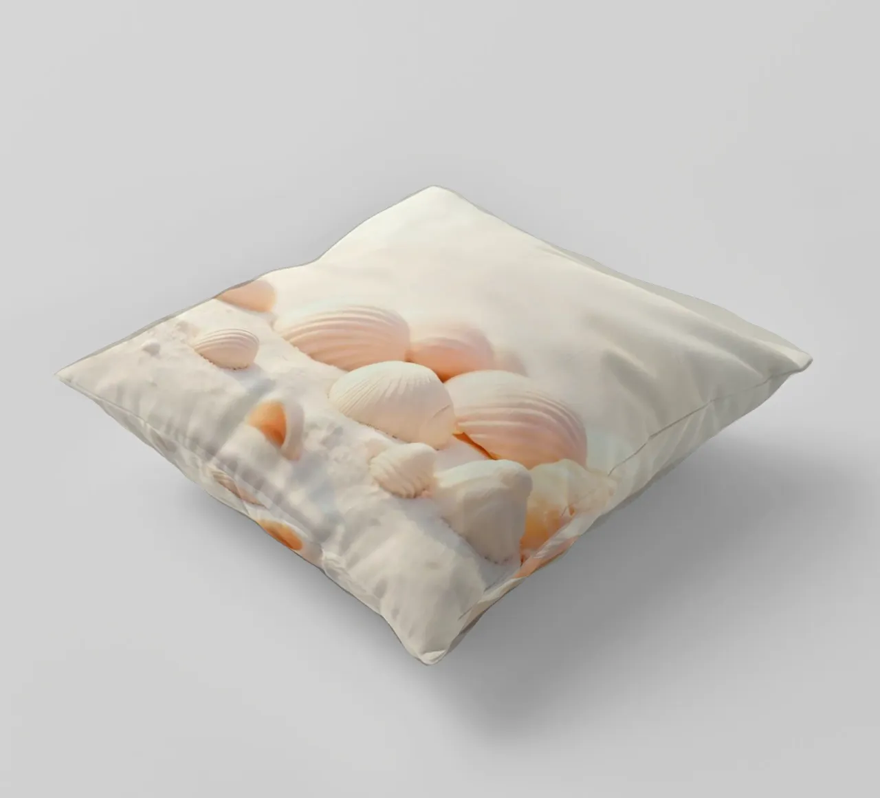 Conchiglie sparse su una spiaggia sabbiosa durante la mattina presto cuscino da DesignDoodle