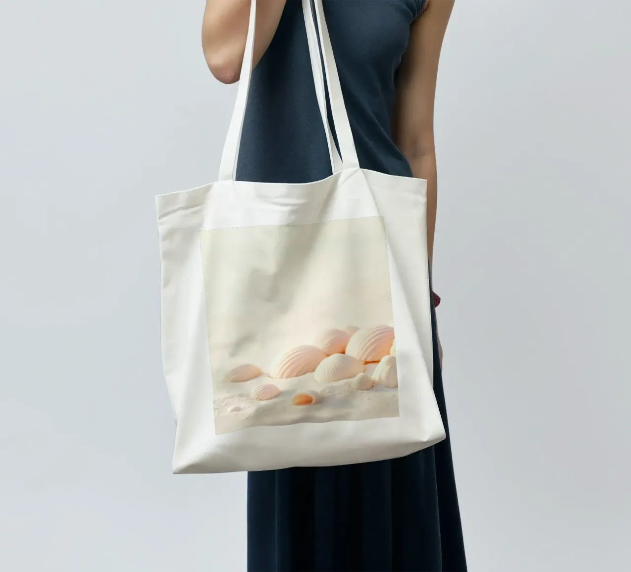 Conchiglie sparse su una spiaggia sabbiosa durante la mattina presto borsa in juta da DesignDoodle