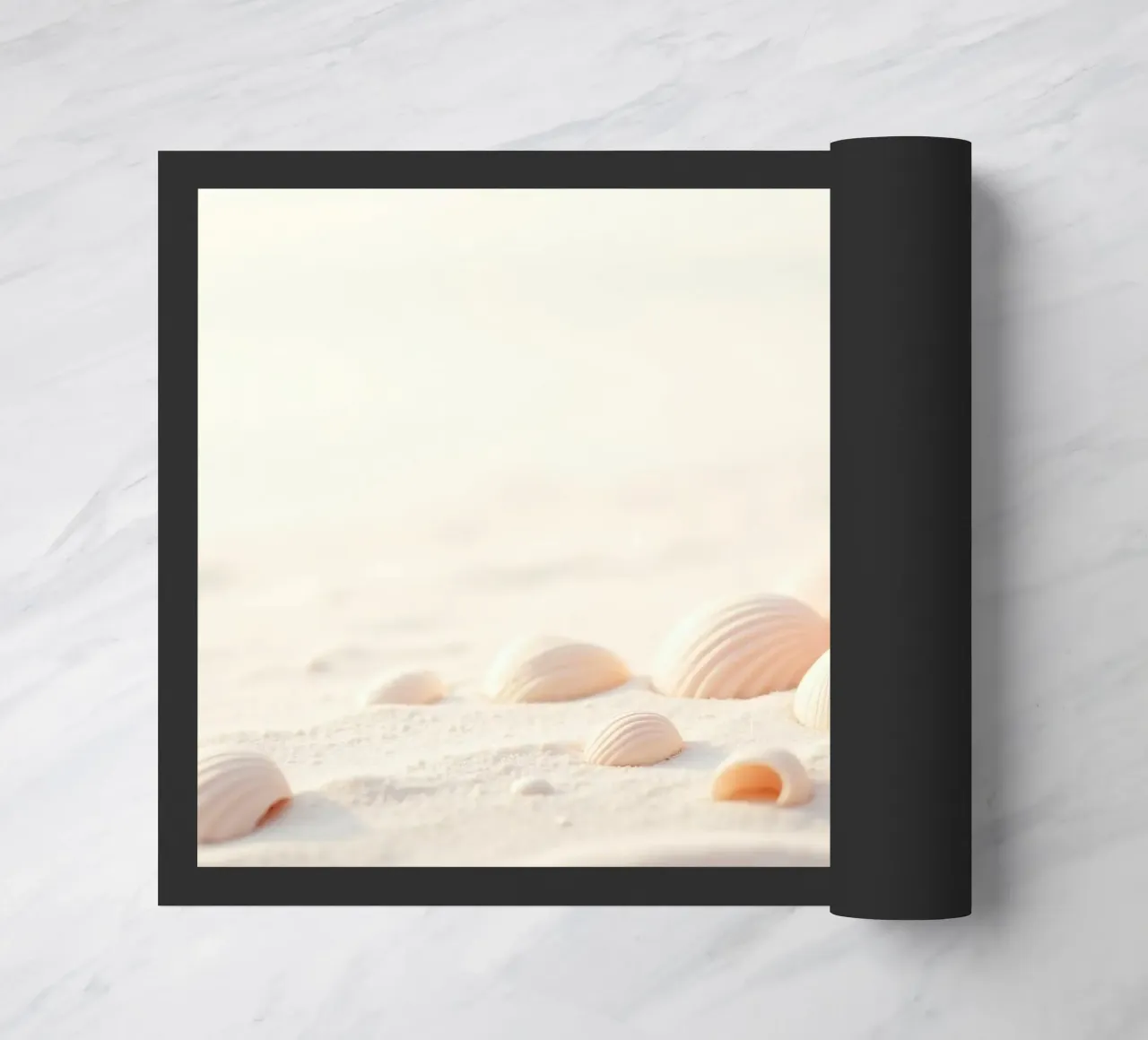 Conchiglie sparse su una spiaggia sabbiosa durante la mattina presto zerbino da DesignDoodle