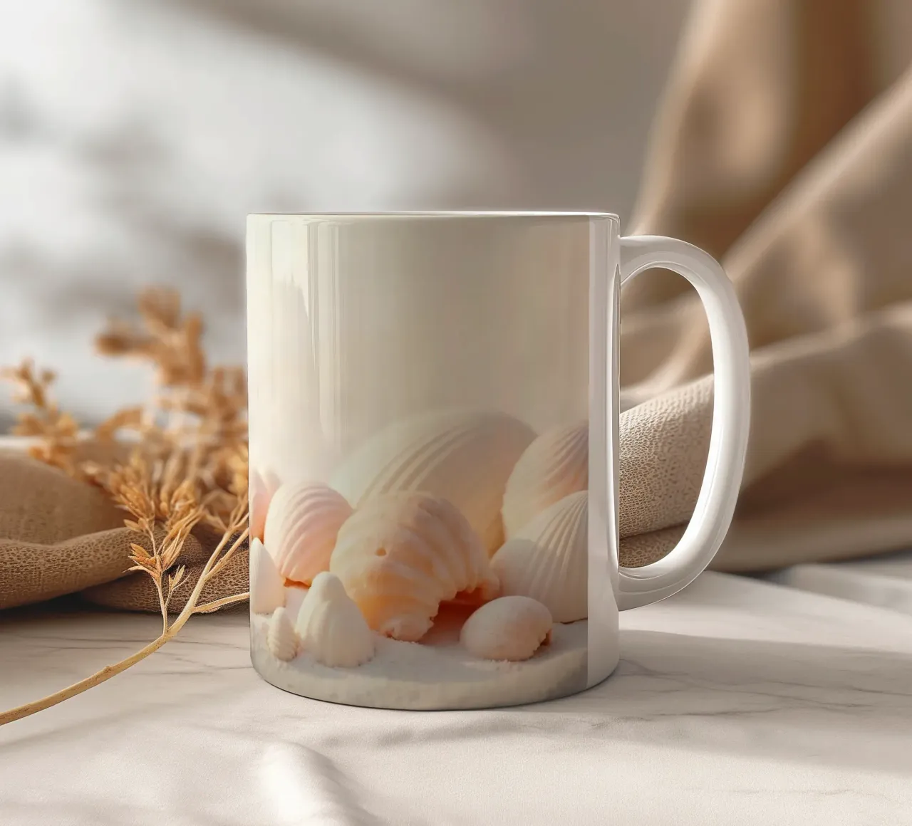 Conchiglie sparse su una spiaggia sabbiosa durante la mattina presto tazza in ceramica da DesignDoodle