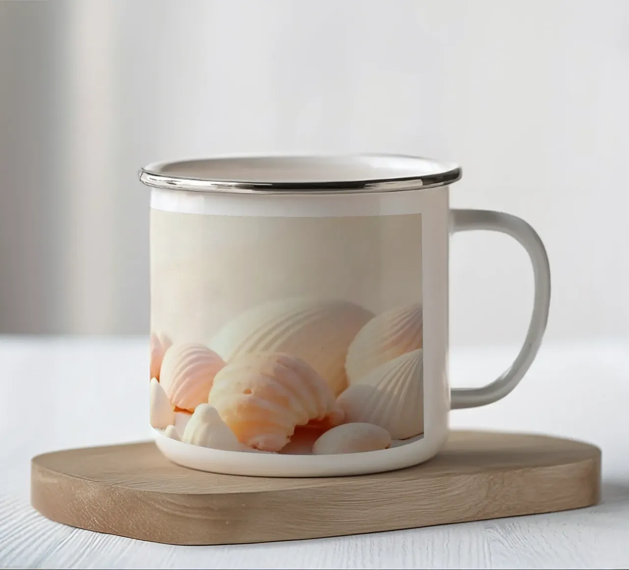 Conchiglie sparse su una spiaggia sabbiosa durante la mattina presto tazza in smalto da DesignDoodle