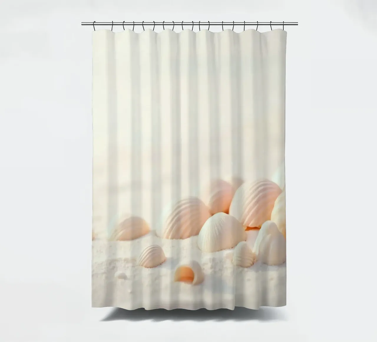 Conchiglie sparse su una spiaggia sabbiosa durante la mattina presto tenda da doccia da DesignDoodle