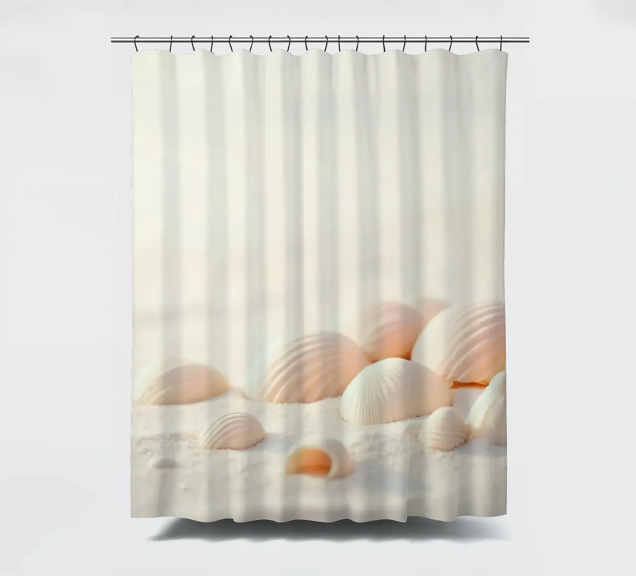 Conchiglie sparse su una spiaggia sabbiosa durante la mattina presto tenda da doccia da DesignDoodle