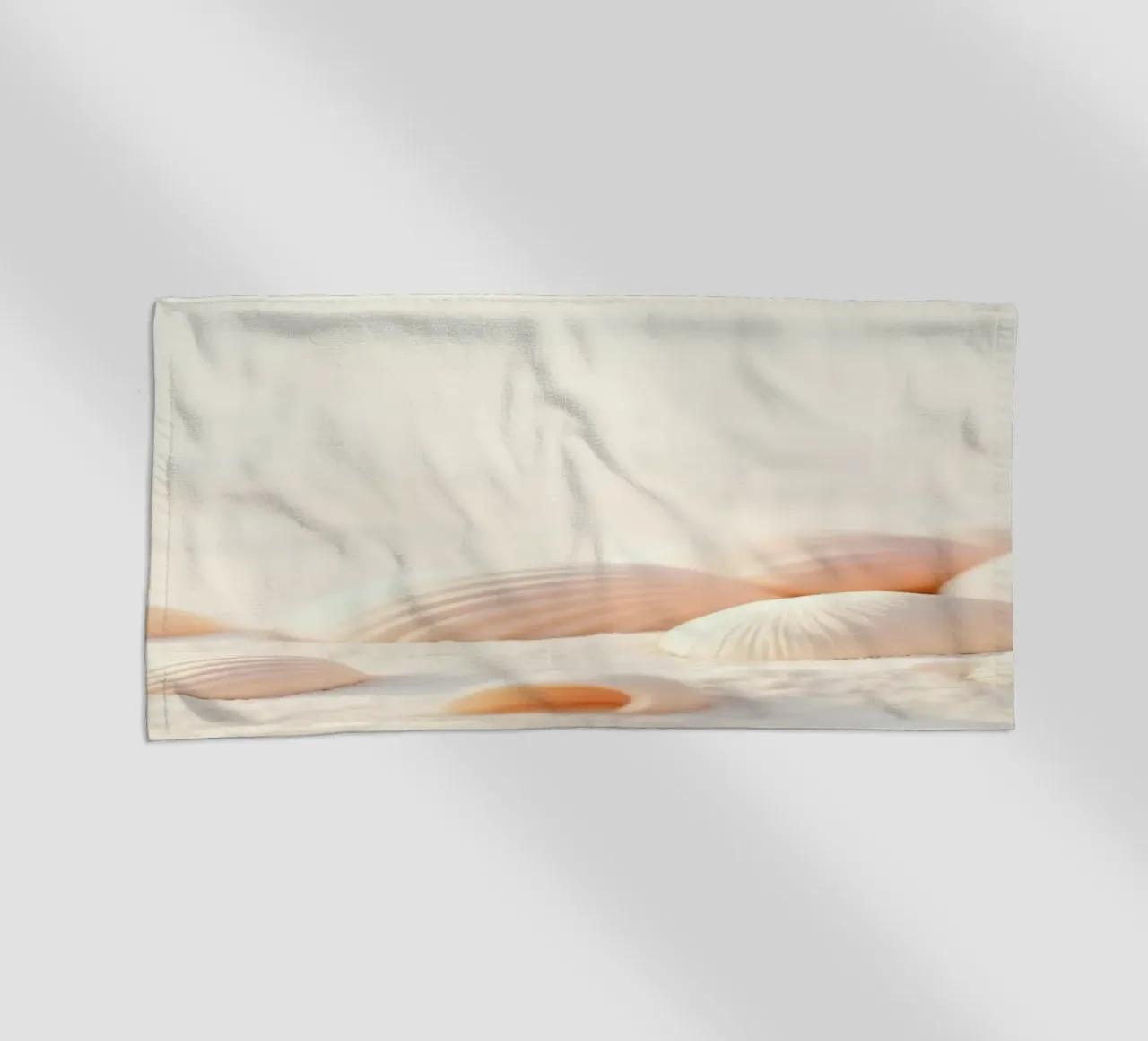 Conchiglie sparse su una spiaggia sabbiosa durante la mattina presto telo mare da DesignDoodle