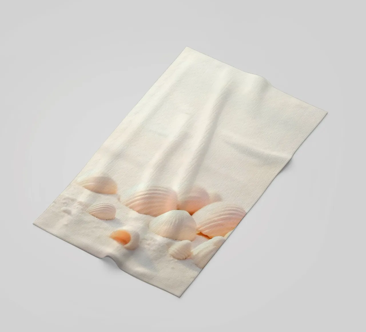 Conchiglie sparse su una spiaggia sabbiosa durante la mattina presto telo mare da DesignDoodle