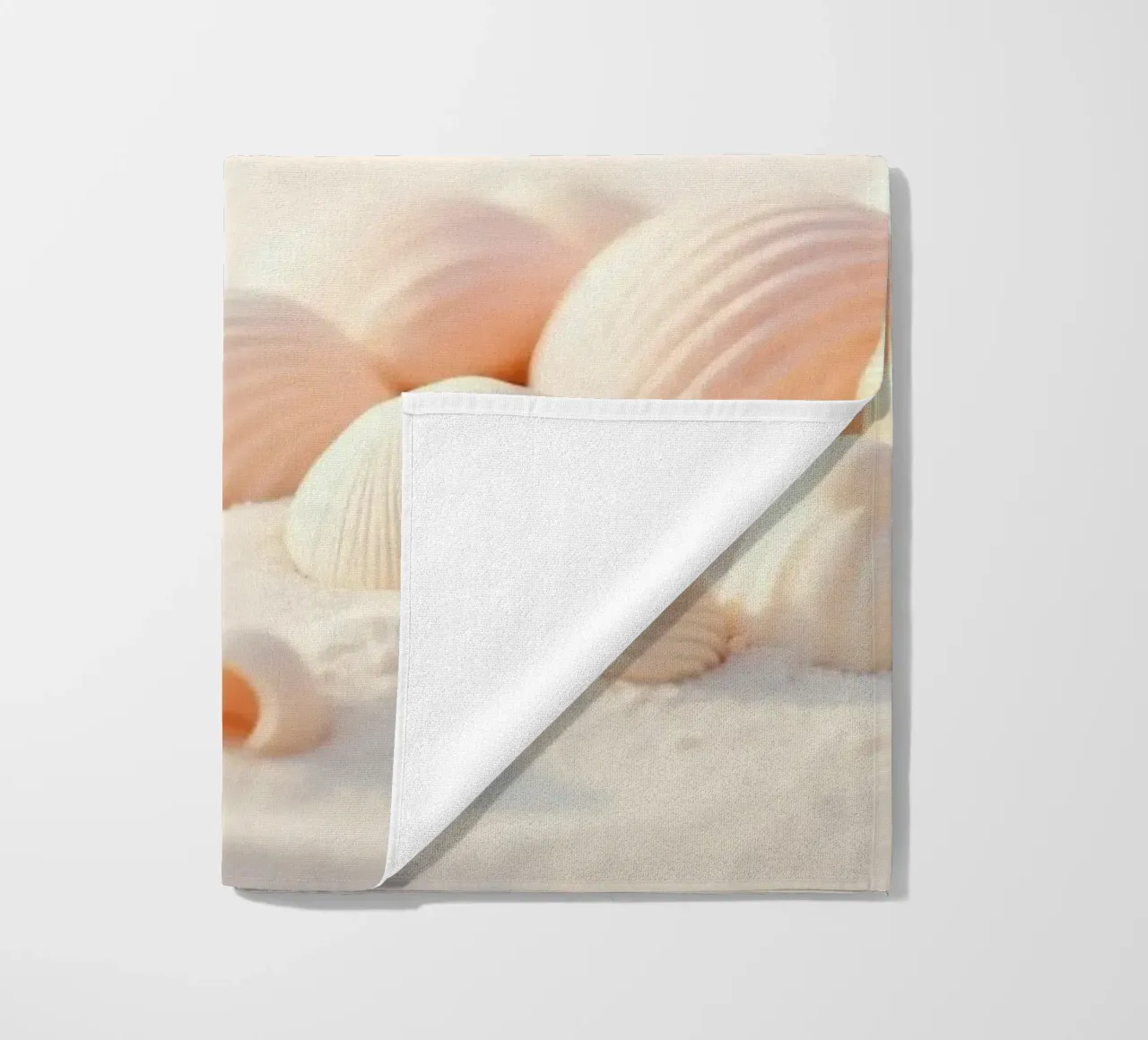 Conchiglie sparse su una spiaggia sabbiosa durante la mattina presto telo mare da DesignDoodle