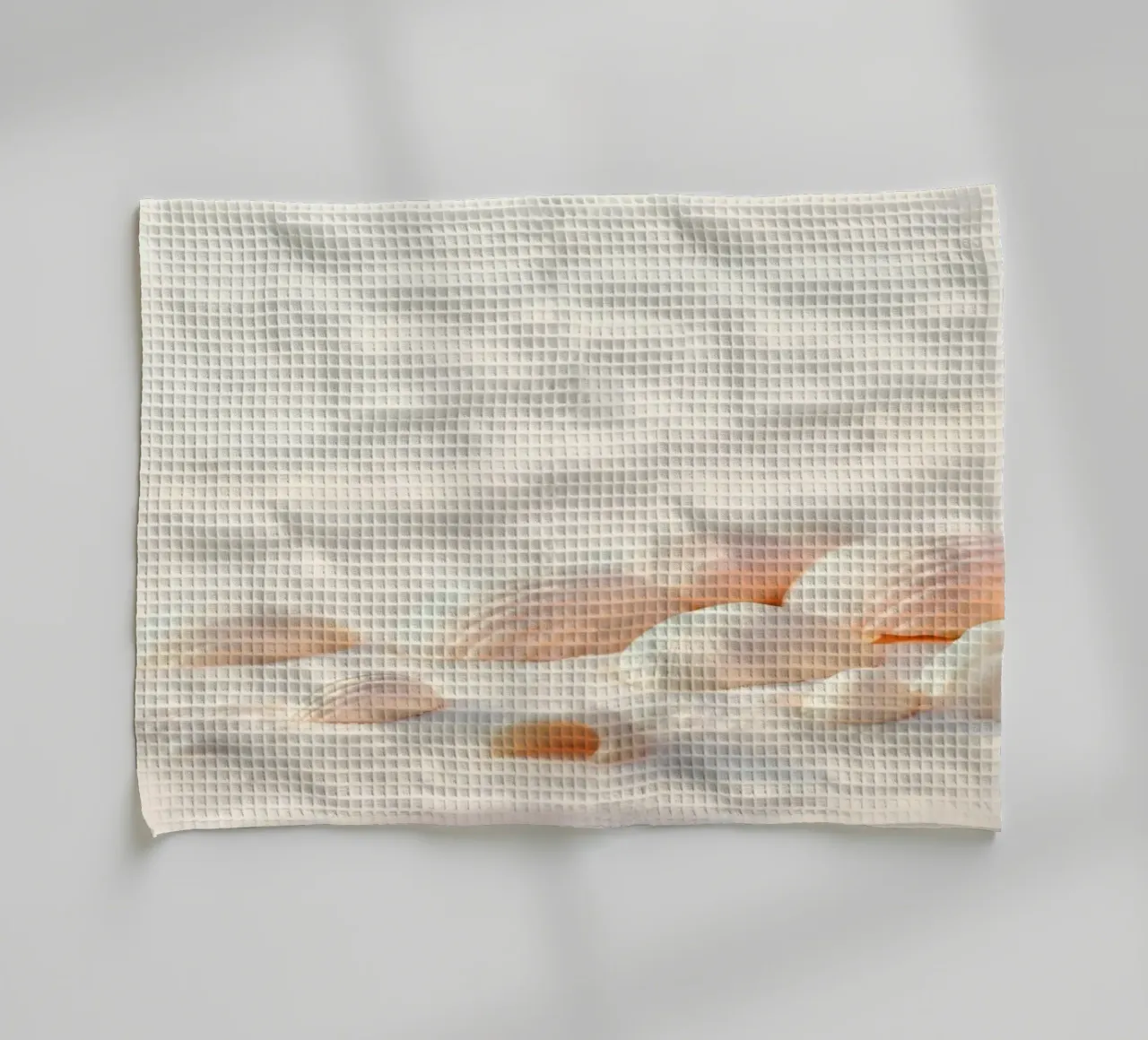 Conchiglie sparse su una spiaggia sabbiosa durante la mattina presto canovaccio da cucina da DesignDoodle