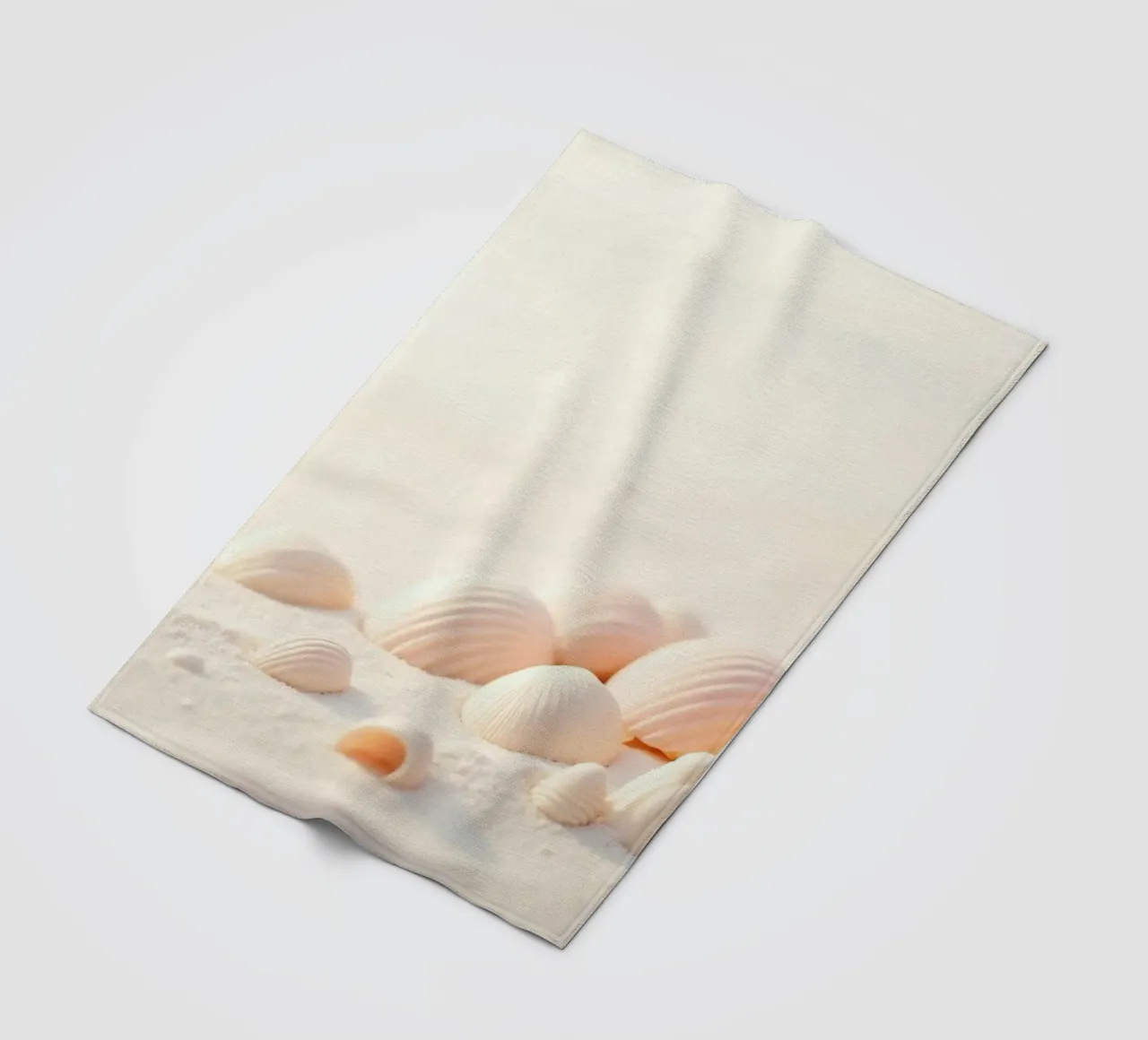 Conchiglie sparse su una spiaggia sabbiosa durante la mattina presto coperta in pile da DesignDoodle