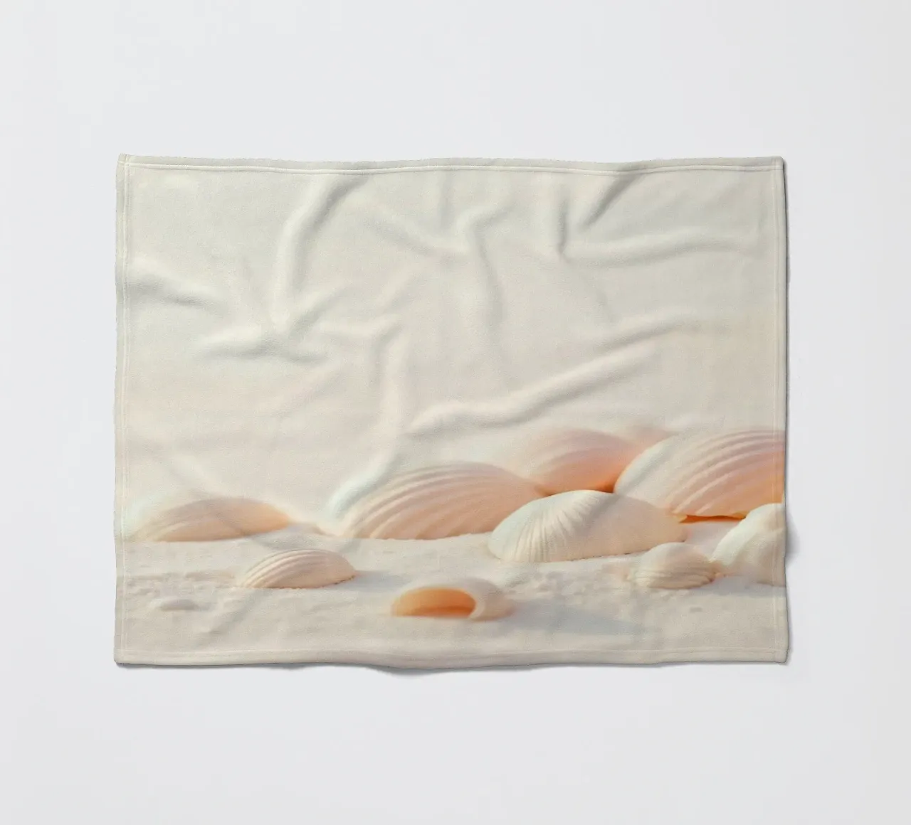 Conchiglie sparse su una spiaggia sabbiosa durante la mattina presto coperta in pile da DesignDoodle