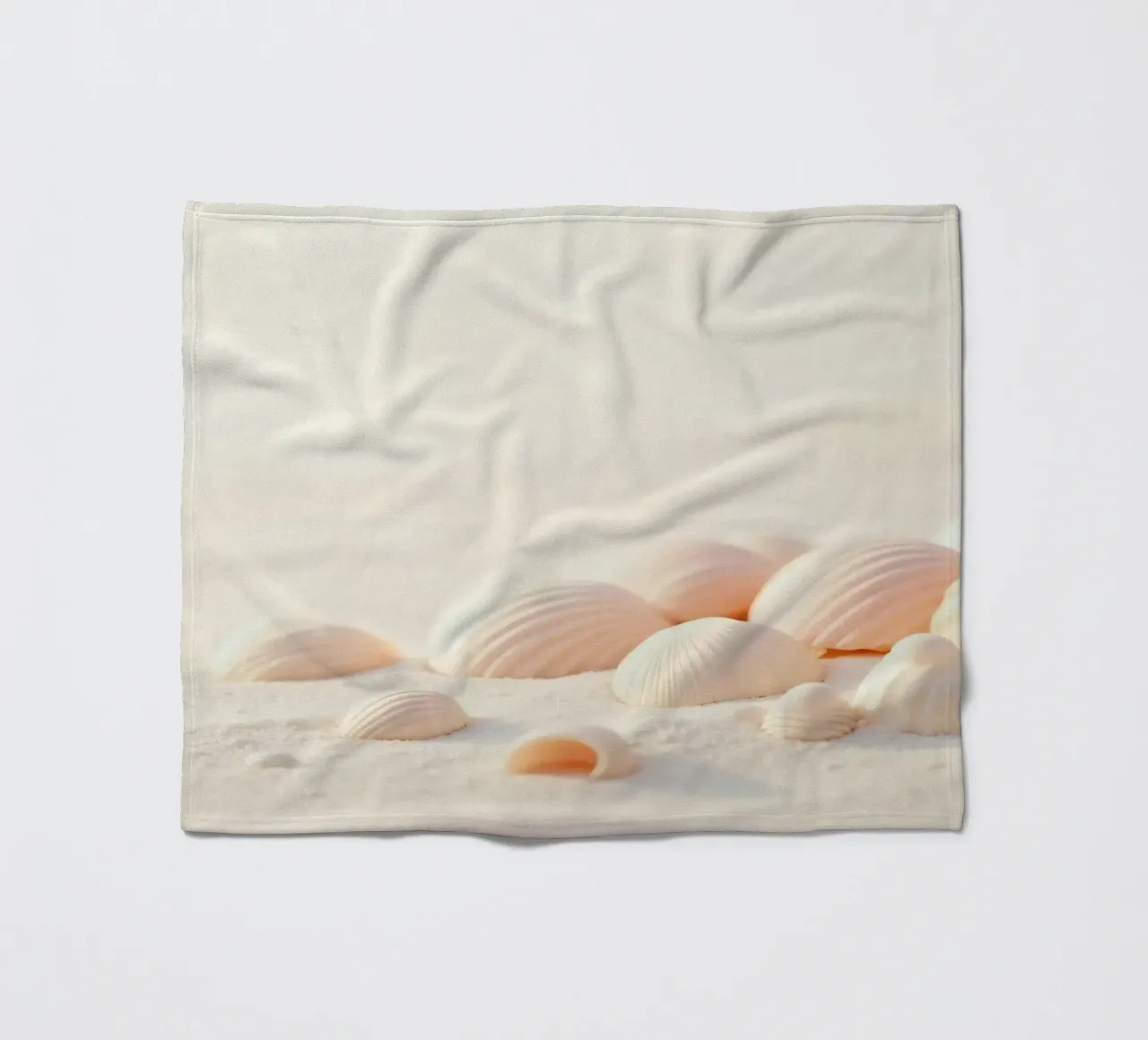 Conchiglie sparse su una spiaggia sabbiosa durante la mattina presto coperta in pile da DesignDoodle