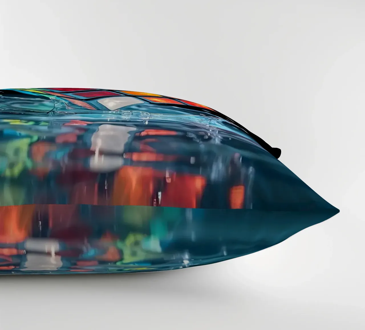 Cubo di Rubik colorato che schizza nell'acqua con riflessi vibranti cuscino da DesignDoodle