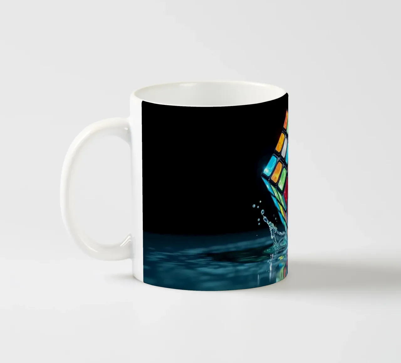 Cubo di Rubik colorato che schizza nell'acqua con riflessi vibranti tazza in ceramica da DesignDoodle