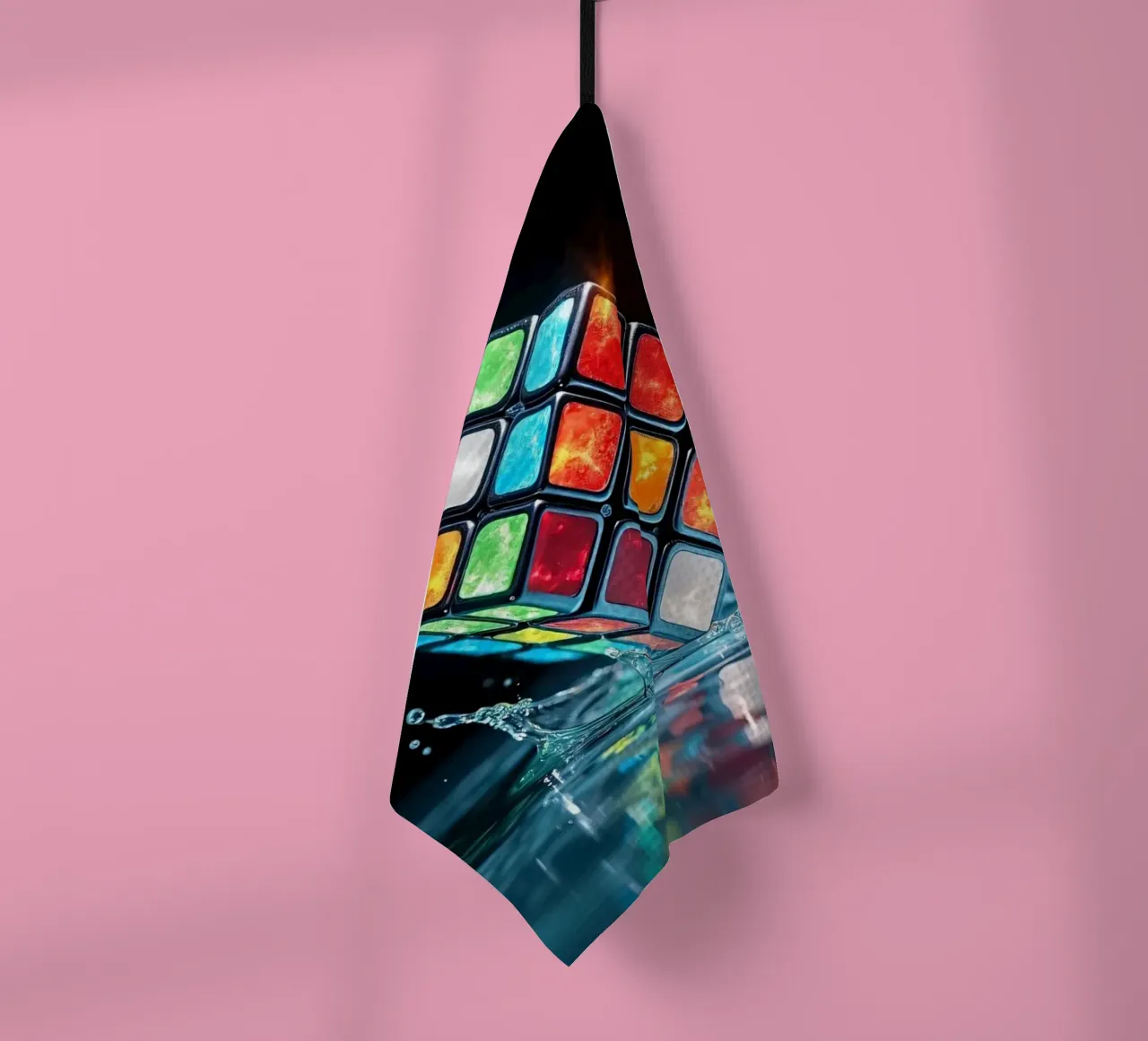Rubik's cube coloré éclaboussant l'eau de reflets vibrants torchon de DesignDoodle
