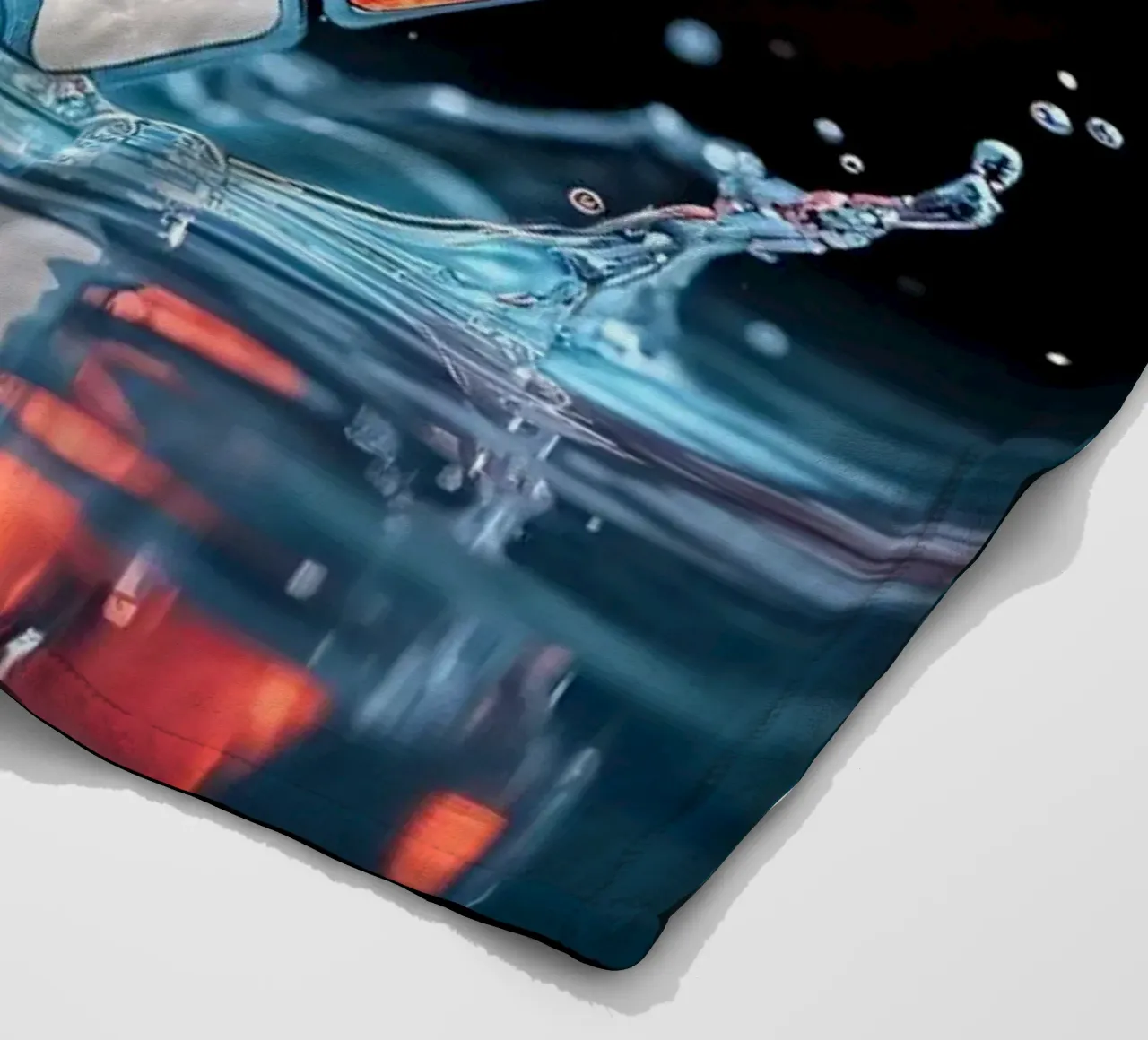 Cubo di Rubik colorato che schizza nell'acqua con riflessi vibranti coperta in pile da DesignDoodle