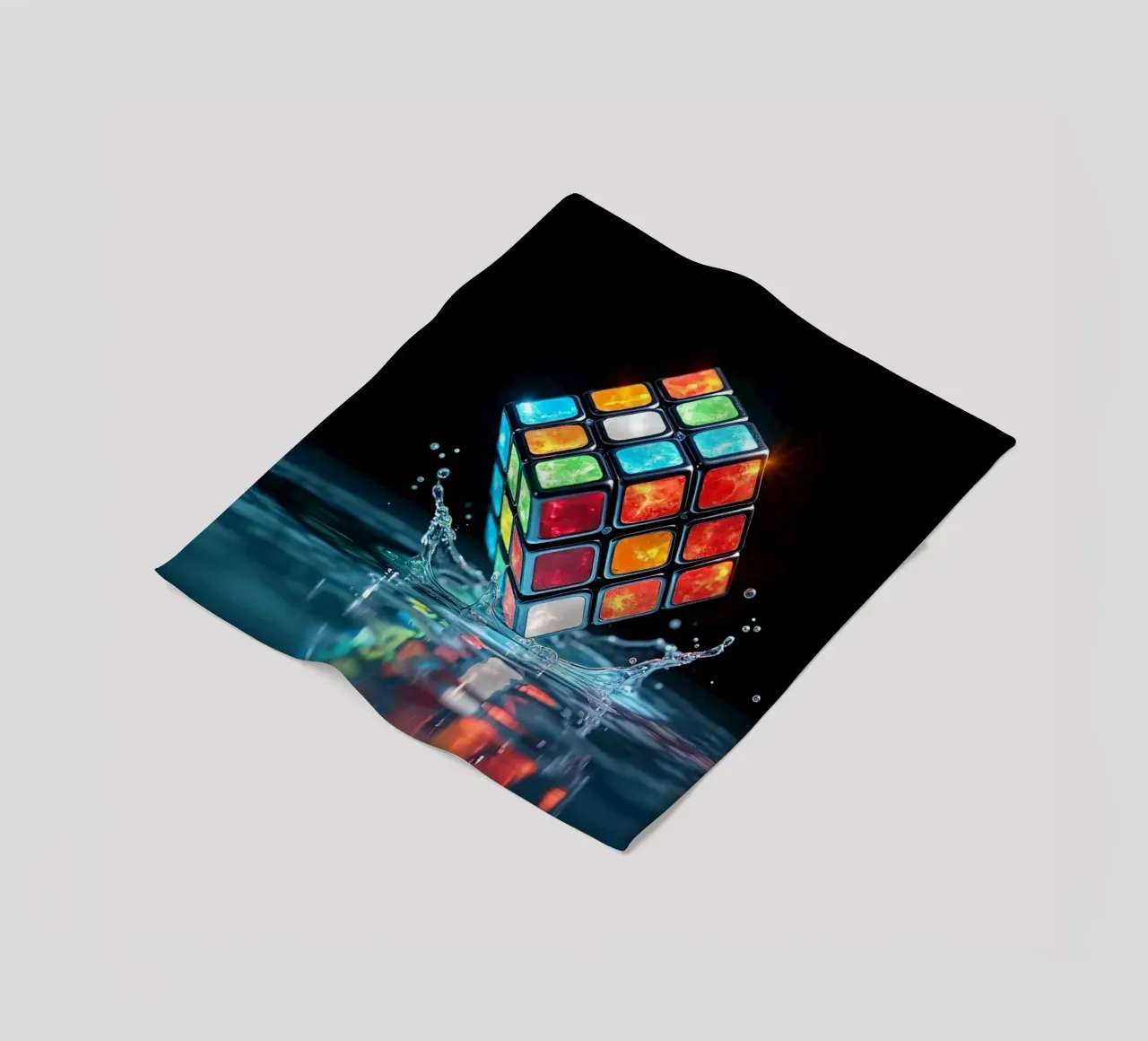Cubo di Rubik colorato che schizza nell'acqua con riflessi vibranti coperta in pile da DesignDoodle