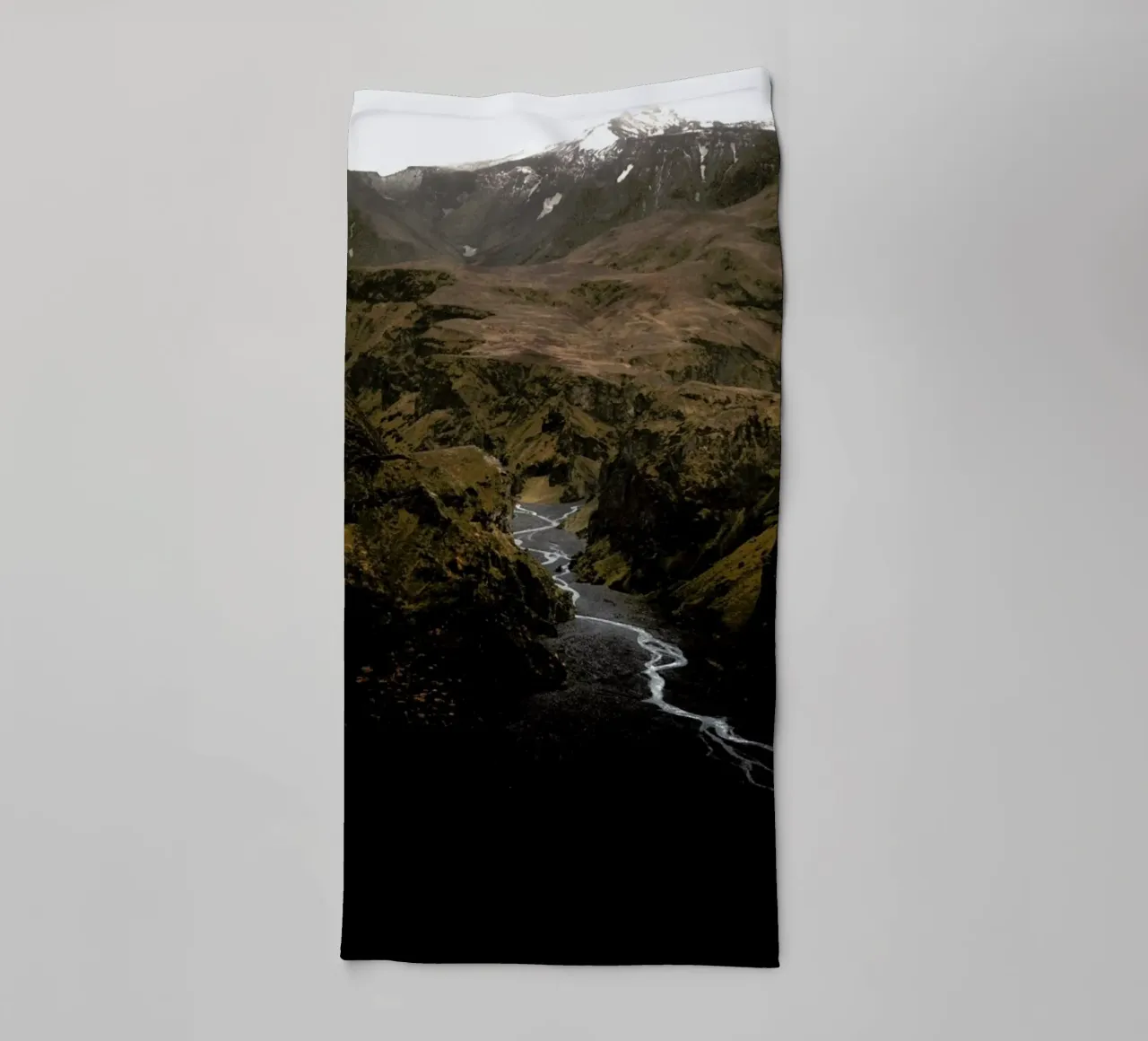 How The Mighty Fall by @icelandic_explorer asciugamano da bagno da EyeEm Mobile GmbH