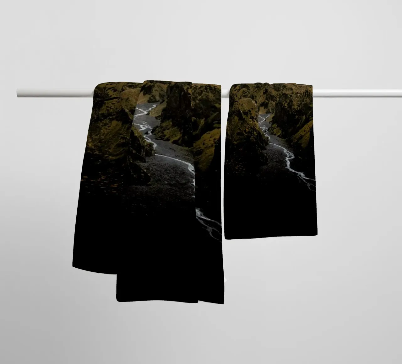 How The Mighty Fall by @icelandic_explorer asciugamano da bagno da EyeEm Mobile GmbH