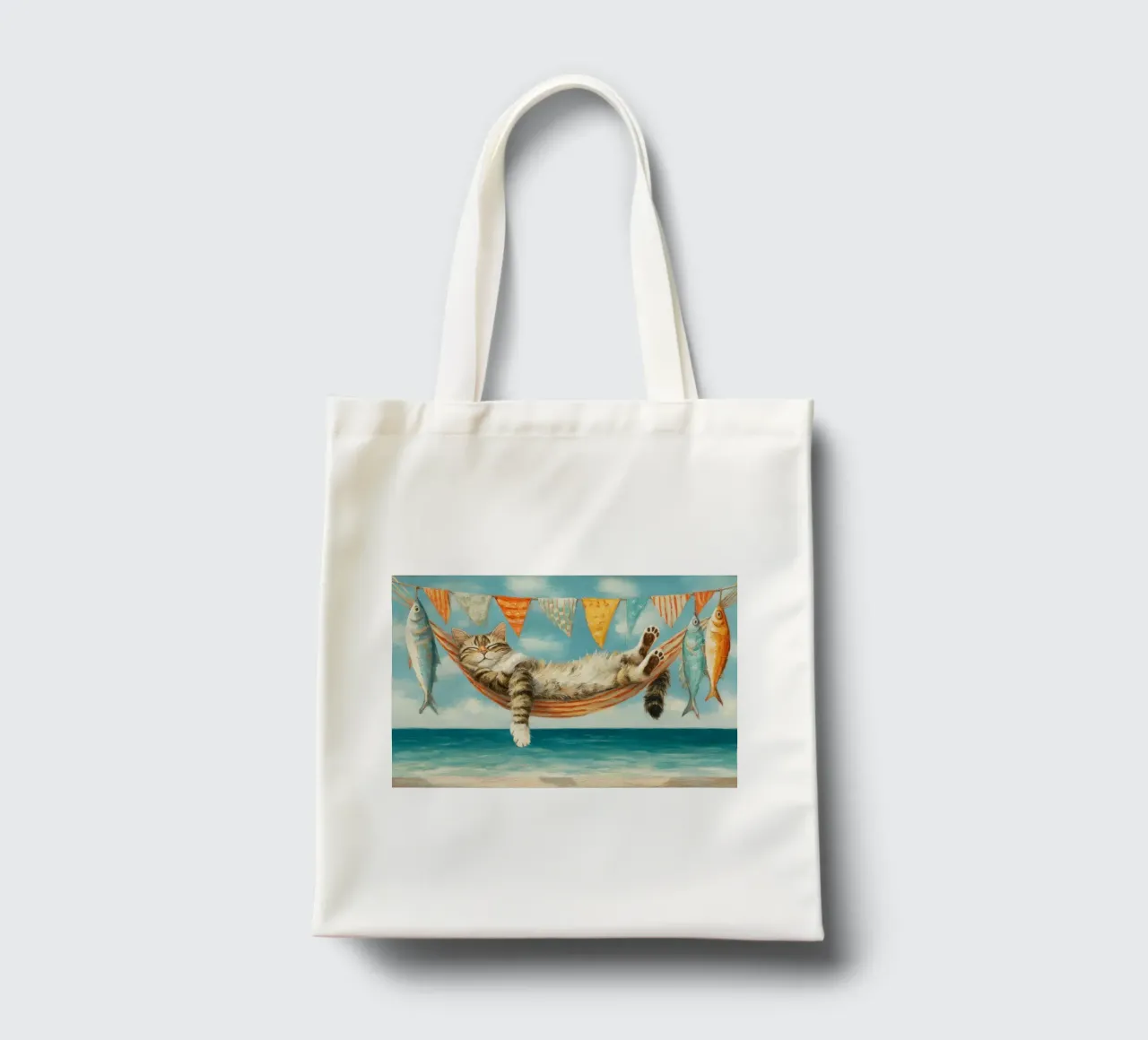 Chat Tabby faisant la sieste dans un hamac au bord de la mer ensoleillée tote bag de Modern Muse