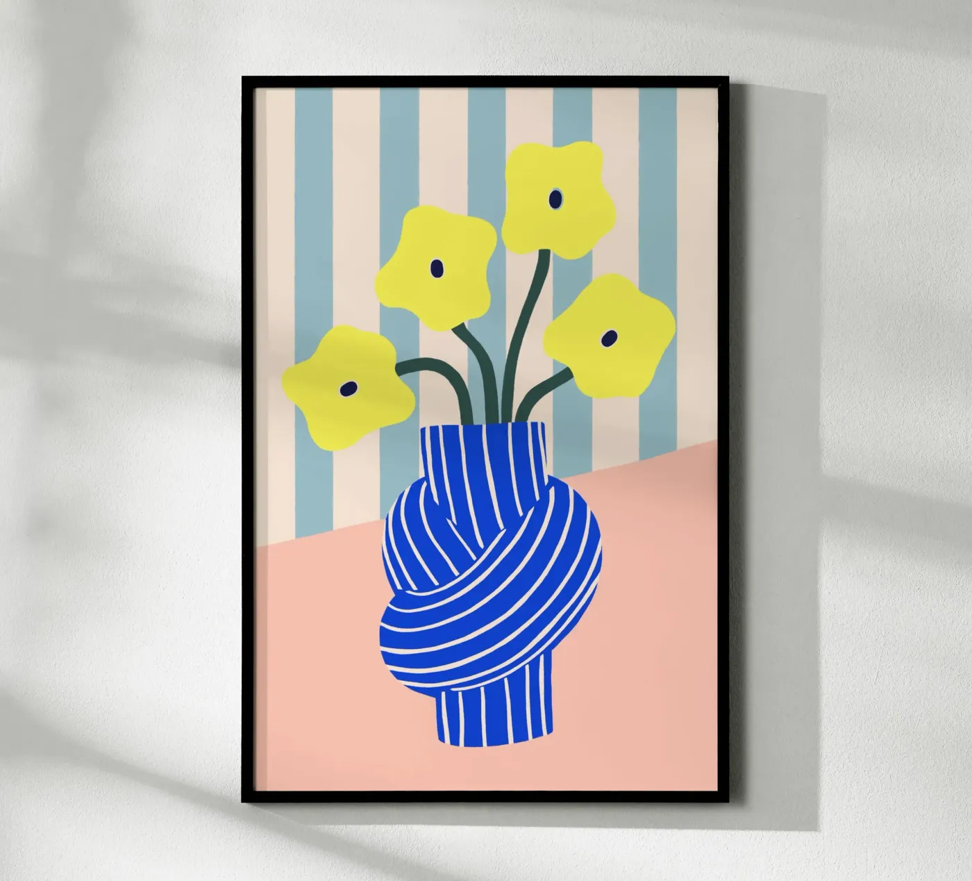 Gelbe Blumen in blau gestreifter Knoten Vase poster da Maren Gross