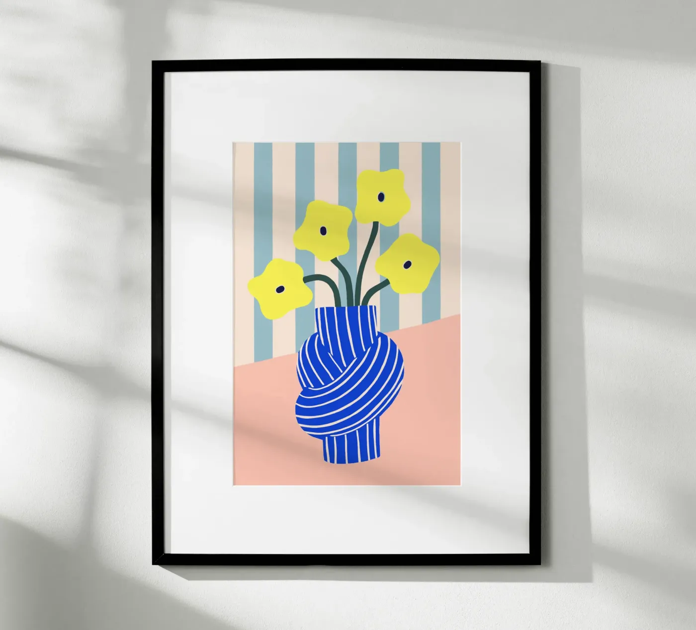 Gelbe Blumen in blau gestreifter Knoten Vase poster da Maren Gross