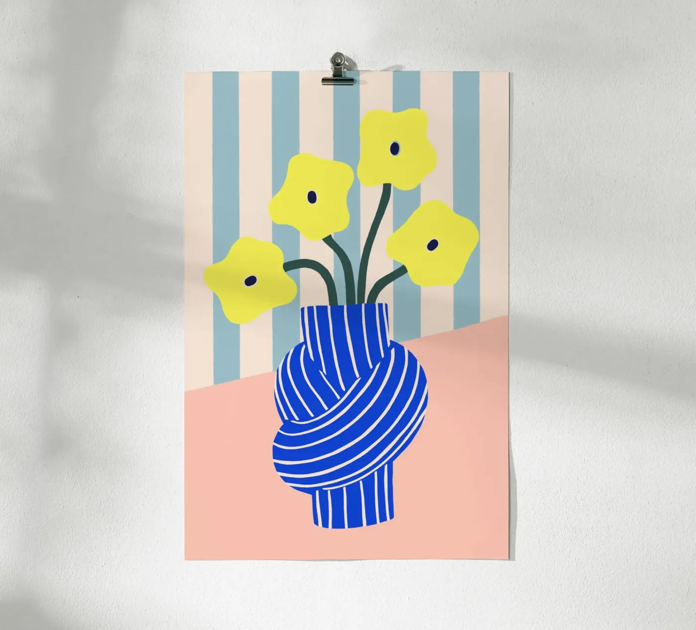Gelbe Blumen in blau gestreifter Knoten Vase poster da Maren Gross