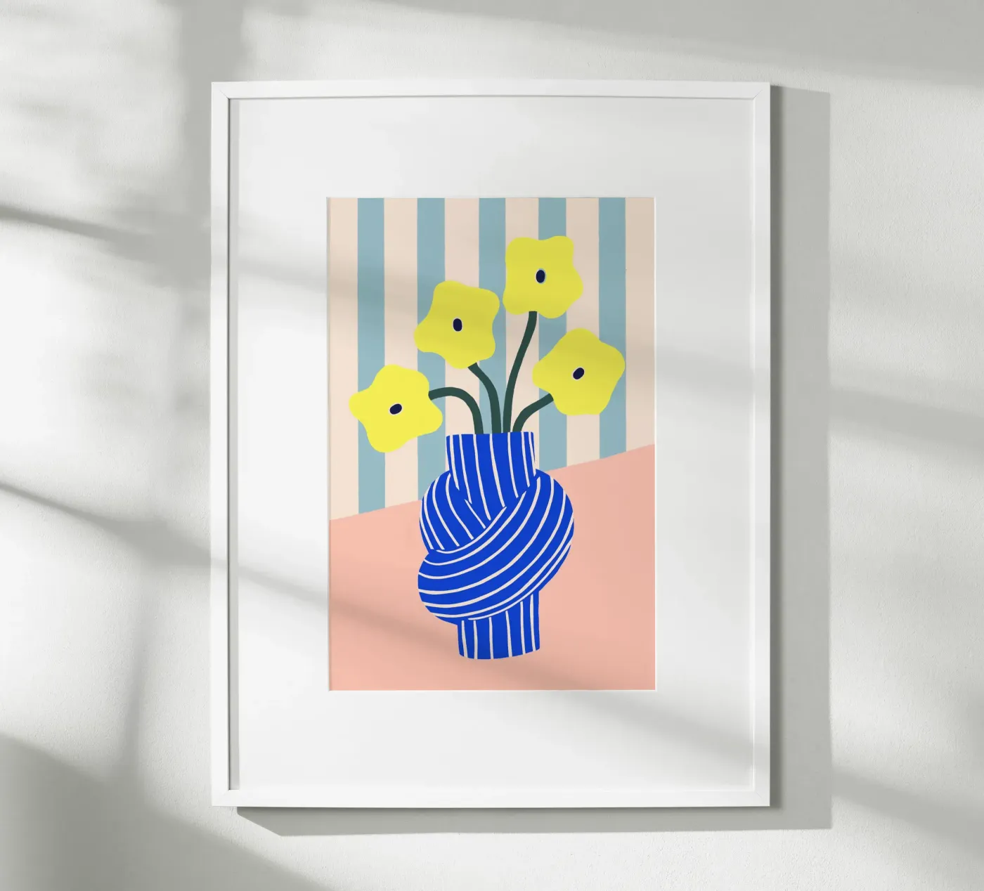 Gelbe Blumen in blau gestreifter Knoten Vase poster da Maren Gross