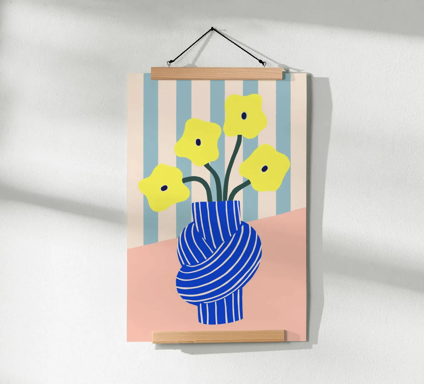 Gelbe Blumen in blau gestreifter Knoten Vase poster da Maren Gross