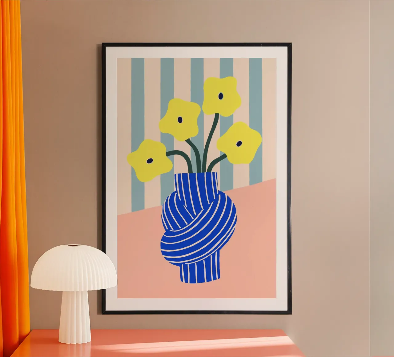 Gelbe Blumen in blau gestreifter Knoten Vase poster con telaio in legno da Maren Gross