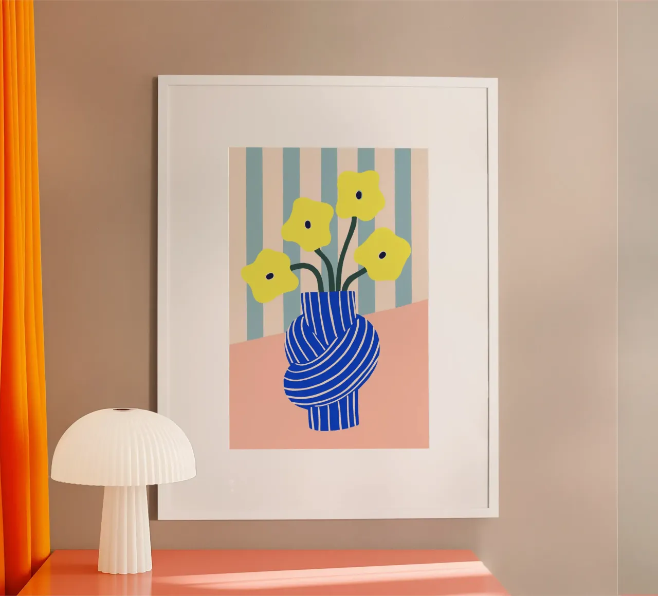 Gelbe Blumen in blau gestreifter Knoten Vase poster con telaio in legno da Maren Gross