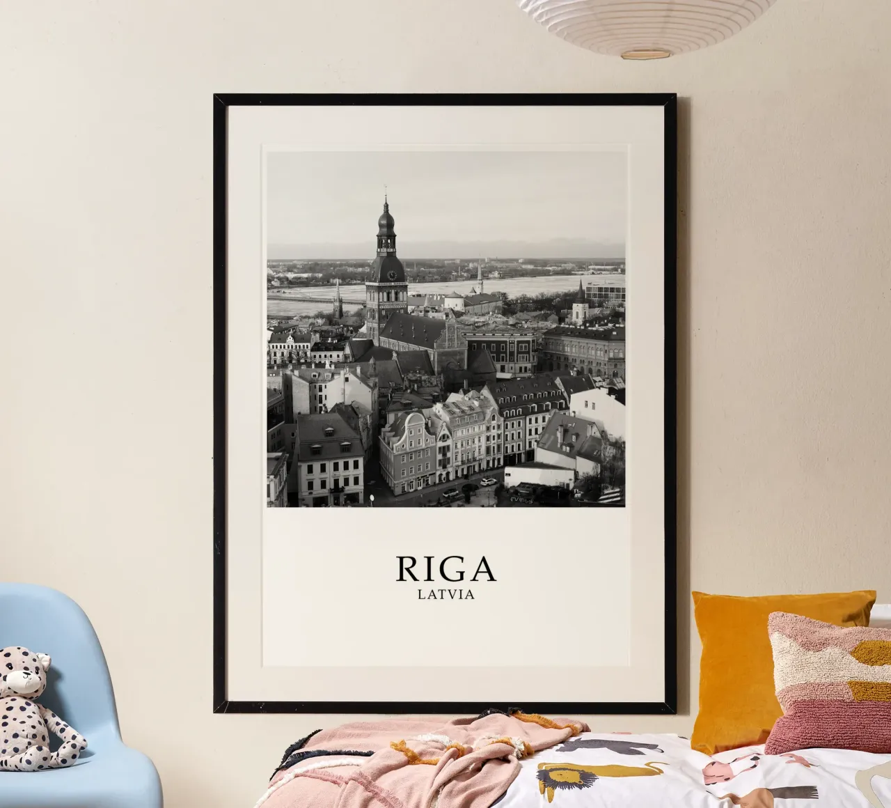 Riga Lettonia Skyline Paesaggio urbano Scena in scala di grigi poster con telaio in plastica da Charnwood Prints