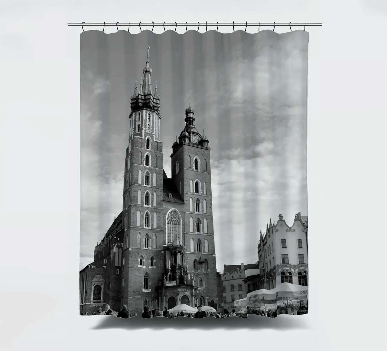 Cracovia Polonia Basilica di Santa Maria Architettura Scena in scala di grigi tenda da doccia da Charnwood Prints
