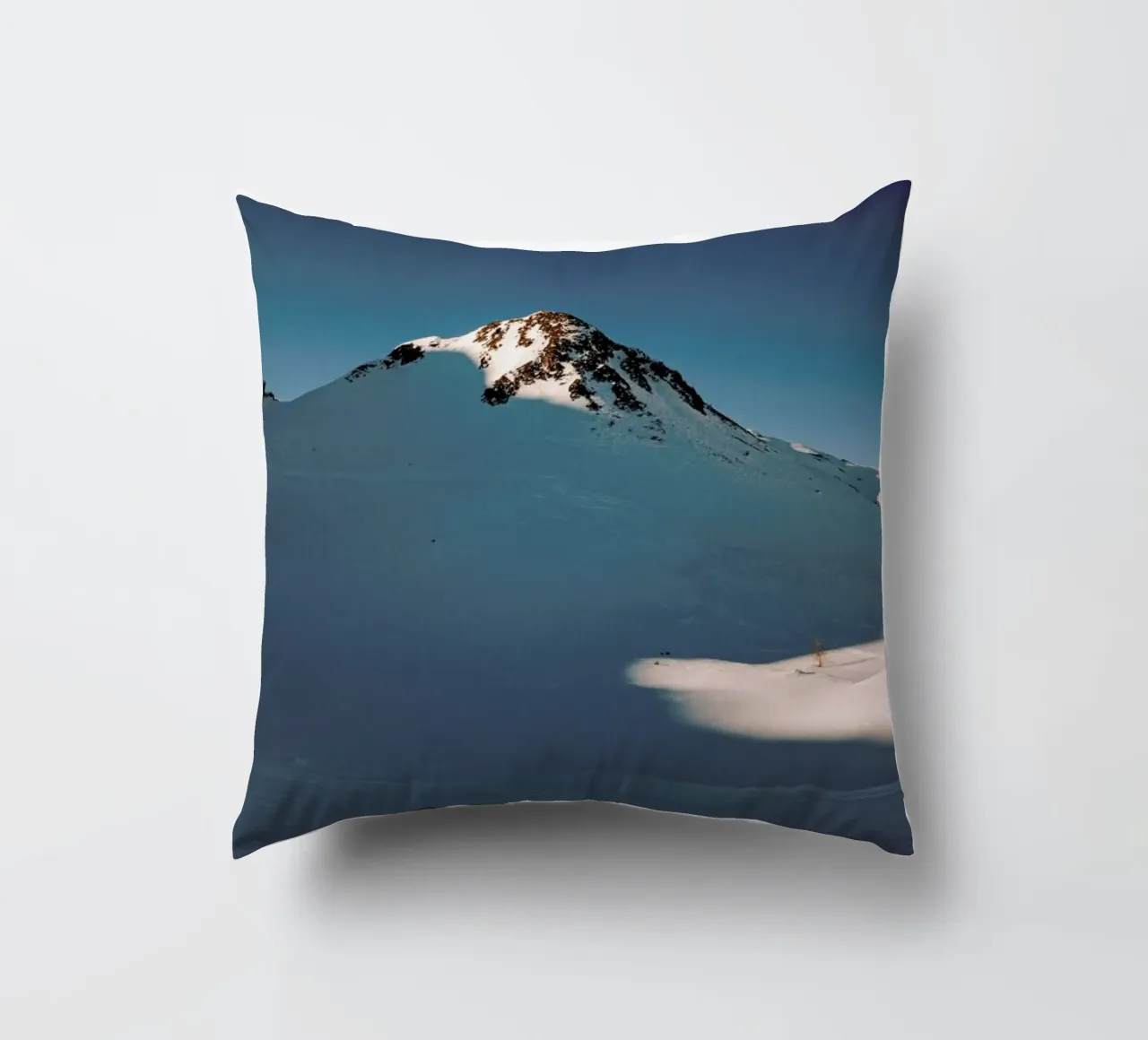 Snowy Sundown Vibes cuscino da Sebastian Hilgetag