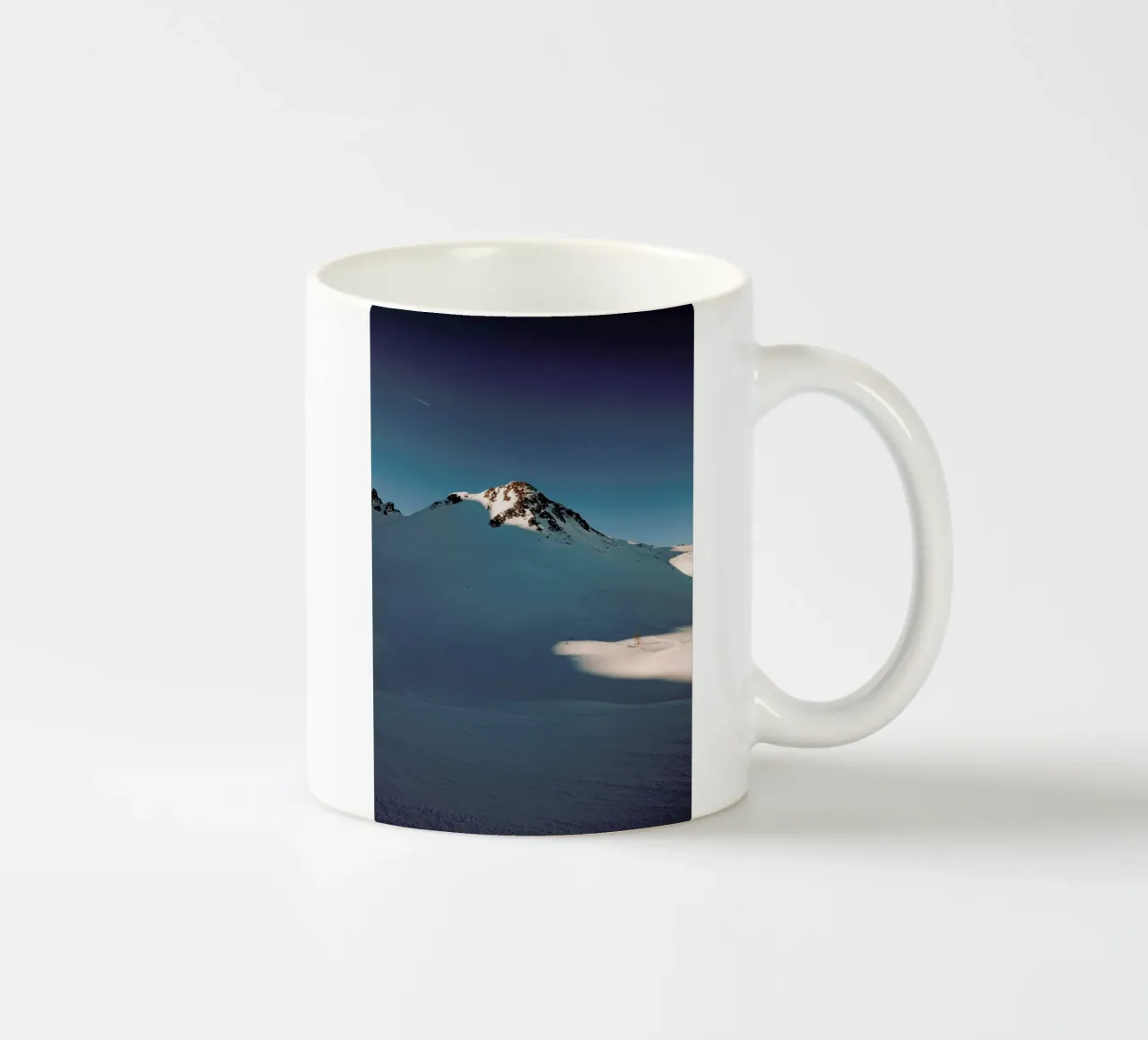 Snowy Sundown Vibes tazza in ceramica da Sebastian Hilgetag